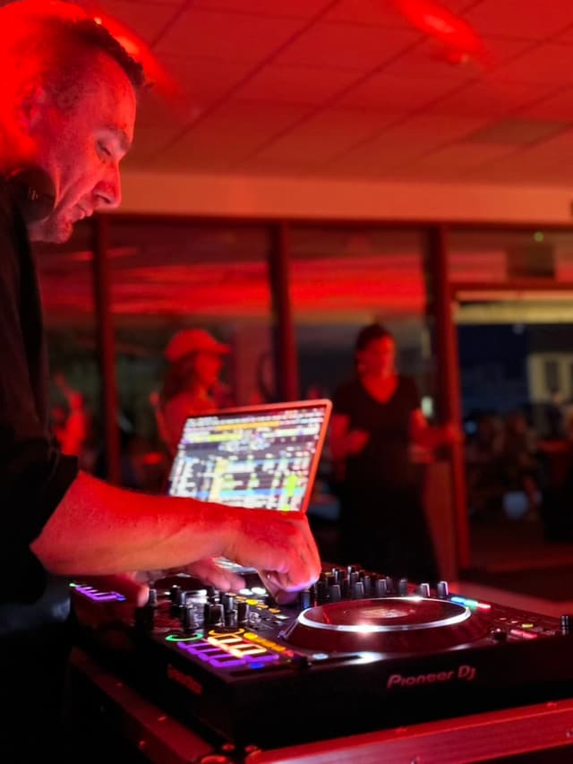 Sfeerbeeld van een volle dansvloer tijdens een feest met DJ Stijn