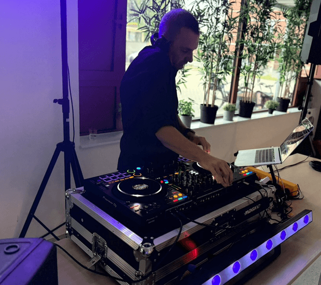 Professionele DJ setup van DJ Stijn met Pioneer apparatuur