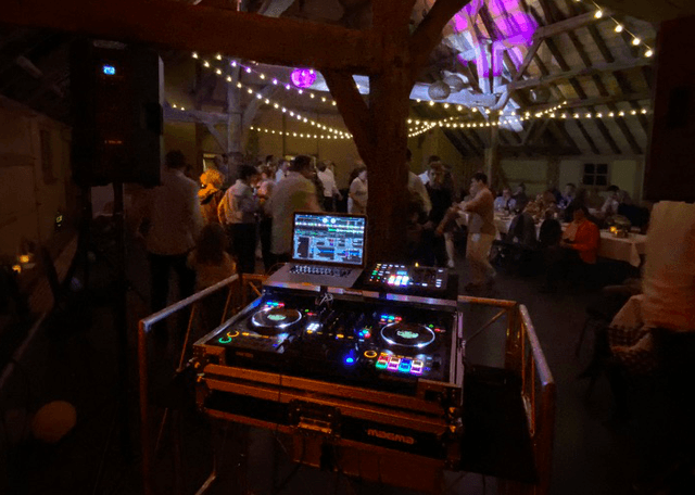 Uitzicht vanuit de DJ booth van DJ Stijn op een volksfeest