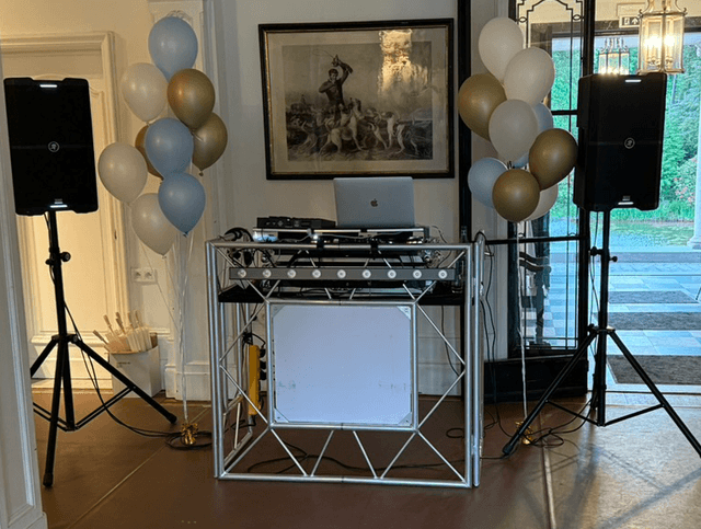 DJ Stijn achter zijn professionele DJ booth tijdens een event