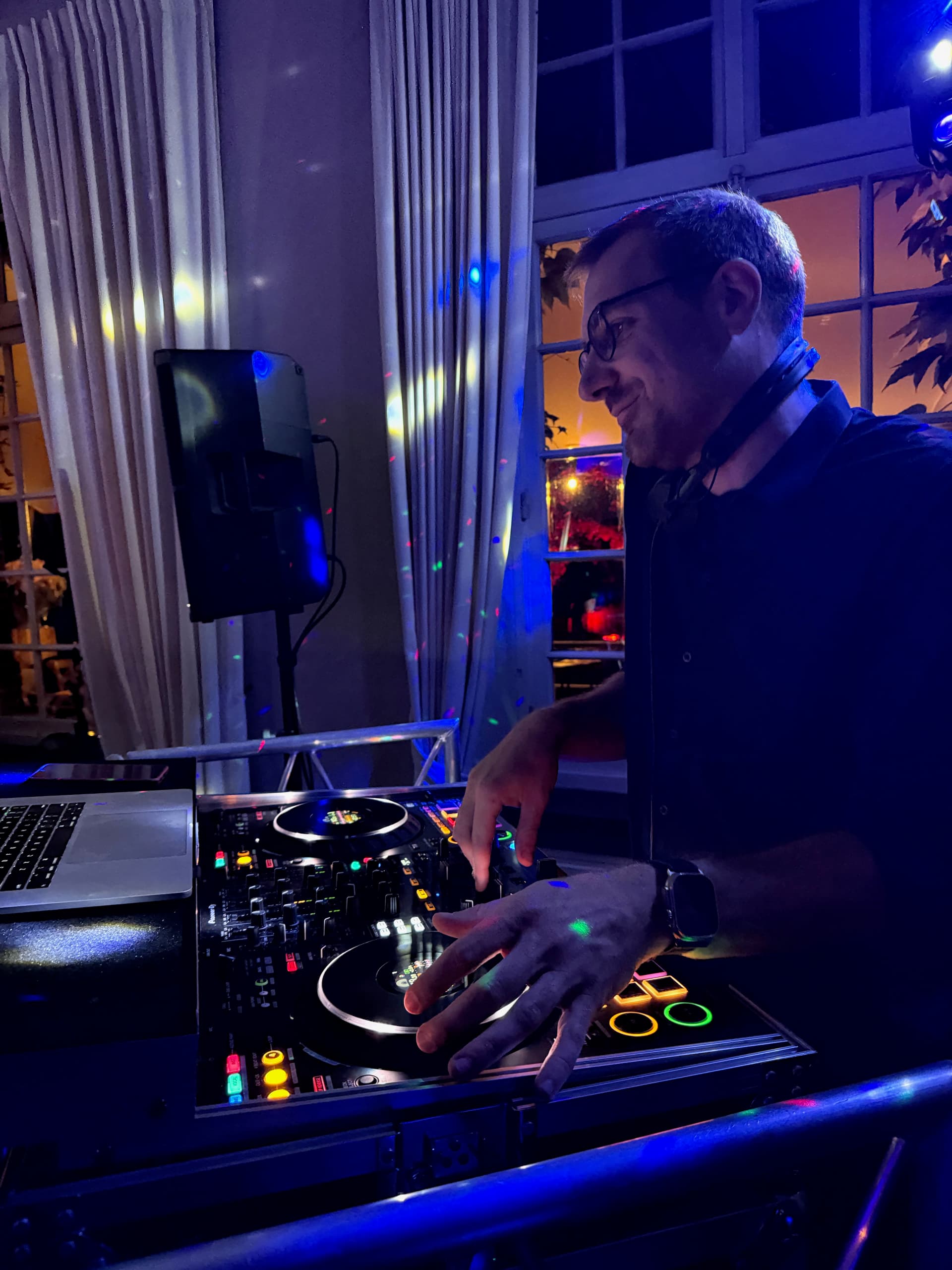 Allround DJ Stijn draait op een sfeervol trouwfeest in Beernem