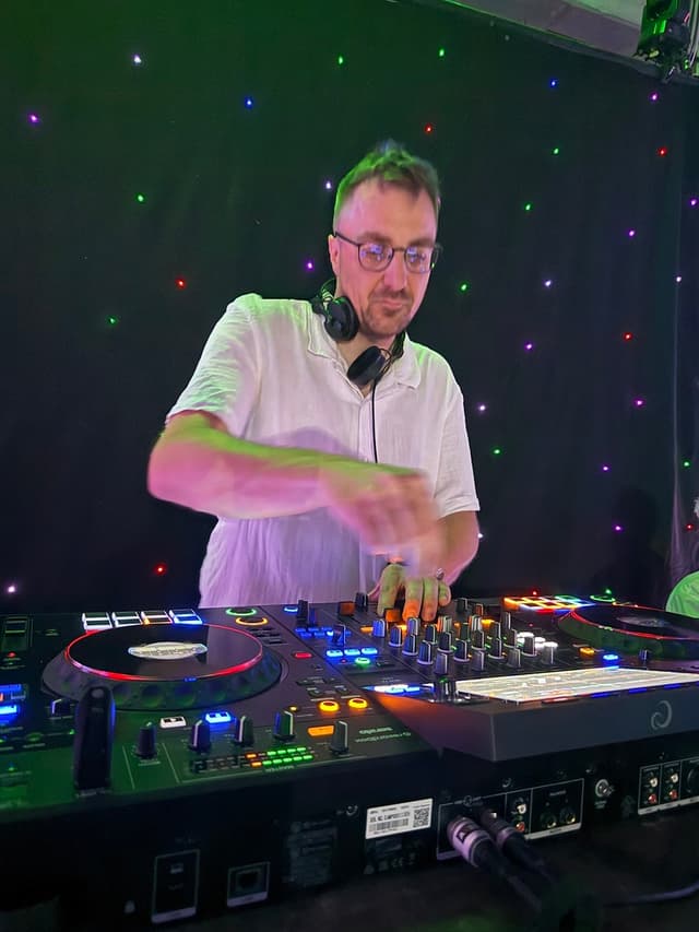 DJ Stijn achter zijn professionele DJ booth tijdens een event